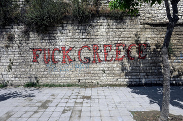 Berat  Albanien  Schriftzug fuck greece an einer Mauer