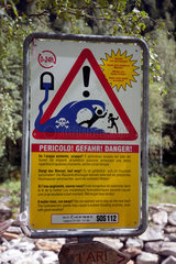 Bellinzona  Schweiz  Warnhinweisschild am Flussbett einer Wasserkraftanlage