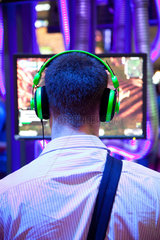 Koeln  Deutschland  Messebesucher spielen Computerspiele auf der Messe Gamescom
