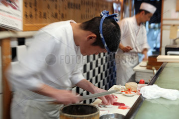 Tokio  Japan  Koeche bereiten Sushi zu