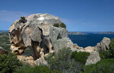 Palau  Italien  der Baerenfels Capo d’Orso an der Nordostkueste Sardiniens