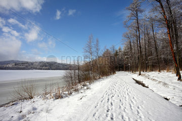 Lippen  Tschechische Republik  Wanderweg am zugefrorenen Lipno Stausee