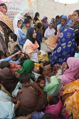 Jaffarabad  Pakistan  Patienten in der Gesundheitsstation