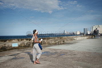 Havanna  Kuba  eine Erdnussverkaeuferin an der Uferpromenade Malecon