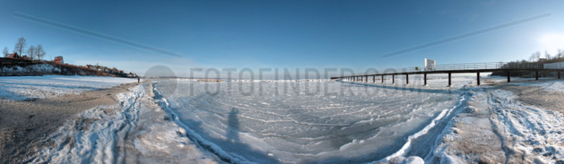 Kiel  Deutschland  Panorama von dem mit Eis bedeckten Strand in Schilksee