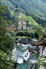 Lavertezzo  Schweiz  Blick ueber die Verzasca mit der Dorfkirche von Lavertezzo im Hintergrund
