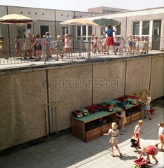 Rostock  DDR  Kinder spielen mit ihrer Erzieherin auf der Terrasse eines Kindergarten