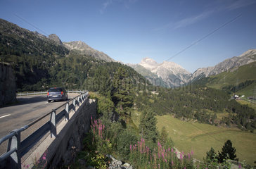 Preda  Schweiz  Blick von der Albula-Passstrasse ins bewaldete noerdliche Albulatal