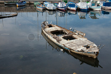 Syrakus  Italien  kaputtes Fischerboot im Hafen