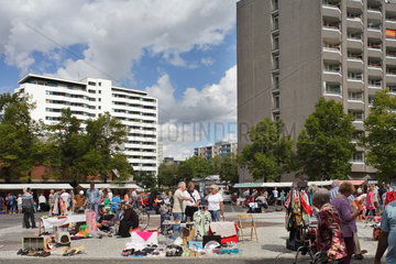 Berlin  Deutschland  Flohmarkt auf dem Bat-Yam-Platz in Berlin-Gropiusstadt