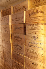Saint-Emilion  Frankreich  Weinkisten verschiedener Weingueter aus der Gegend