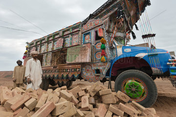 Islamabad  Pakistan  LKW wird mit Ziegeln beladen