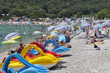 Rabac  Kroatien  Badegaeste am Strand von Rabac