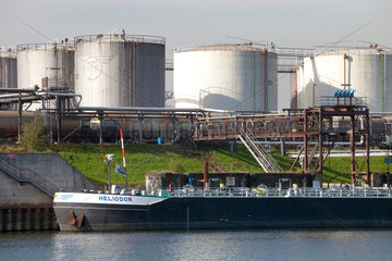 Duisburg  Deutschland  Tankschiff liegt im Oelhafen vom Duisburger Hafen