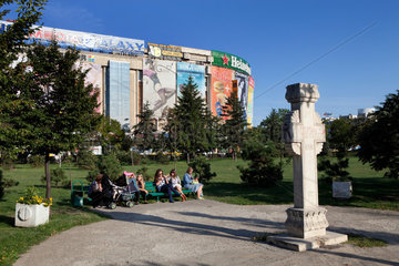 Bukarest  Rumaenien  Menschen sitzen auf Parkbaenken im Unirii Park