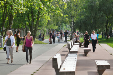 Berlin  Deutschland  Besucher im Park am Gleisdreieck in Berlin-Kreuzberg
