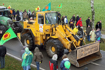 Splietau  Deutschland  Traktor- Blockade von Bauern auf der moeglichen Strecke des Castor-Transports