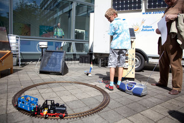 Freiburg  Deutschland  ein Junge spielt mit einer solarbetriebenen Modelleisenbahn