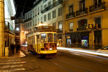 Lissabon  Portugal  Strassenbahn der Linie 28 auf der Rua da Loreto
