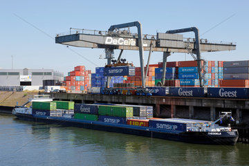 Duisburg  Deutschland  Containerterminal im Duisburger Hafen
