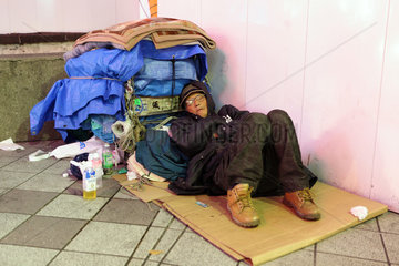 Tokio  Japan  Symbolfoto Armut  ein Mann schlaeft auf der Strasse