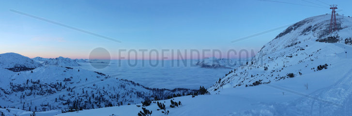 Krippenbrunn  Oesterreich  Alpenpanorama mit Blick in das wolkenverhangene Tal