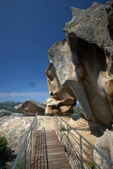 Palau  Italien  Zugang zum Baerenfels Capo d’Orso an der Nordostkueste Sardiniens