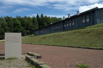 Natzwiller  Frankreich  Gedenkstein und Baracke auf dem Gelaende des KZ Natzweiler-Struthof