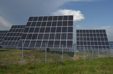 Bindlach  Deutschland  Solartracker einer Freiflaechenphotovoltaikanlage