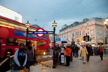 London  Grossbritannien  Strassenszene vor der Undergroundstation auf dem Piccadilly Circus