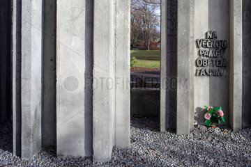 Budweis  Tschechische Republik  Blumen am Mahnmal fuer die Opfer des Faschismus