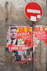 Elne  Frankreich  Verkehrsschild keine Einfahrt in Einbahnstrasse und abgerissene Plakate an einer Hauswand