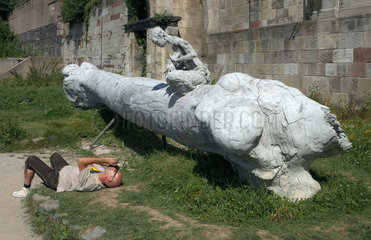 Kassel  Hessen  dOCUMENTA (13): Skulpturen von Adrian Villar Rojas auf den Weinbergterassen