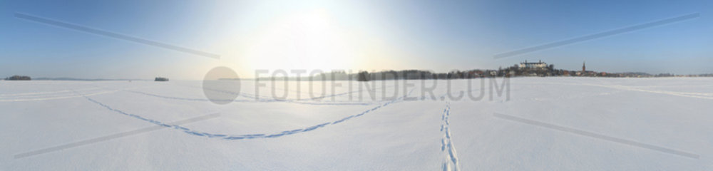 Ploen  Deutschland  zugefrorener grosse Ploener See mit dem Ploener Schloss