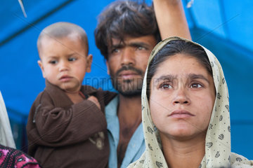 Jaffarabad  Pakistan  Parveen Bebe mit ihrer Familie