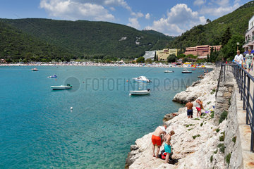 Rabac  Kroatien  Badegaeste am Strand von Rabac