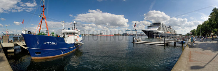 Kiel  Deutschland  das Kreuzfahrtschiff Eurodam und der Forschungskutter -Littorina-