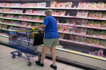 Colmar  Frankreich  ein Rentner beim Einkaufen in einem Leclerc Supermarkt