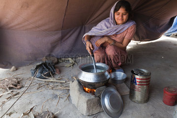 Basti Mumgani  Pakistan  Frau kocht in einem Zelt
