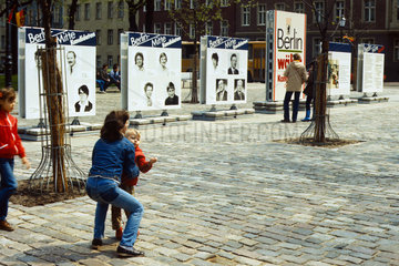 Berlin  DDR  Wahlplakate der Nationalen Front auf dem Arkonaplatz