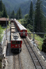 Berguen  Schweiz  zwei Zuege der Rhaetischen Bahn an einer Ausweichstelle