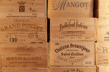 Saint-Emilion  Frankreich  Weinkisten verschiedener Weingueter aus der Gegend