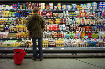 Berlin  Deutschland  Kunde vor einem Regal mit Milchprodukten im Supermarkt