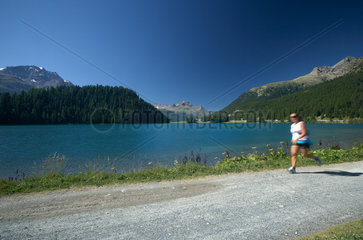 Champfer  Schweiz  eine joggende Frau am Champferer See