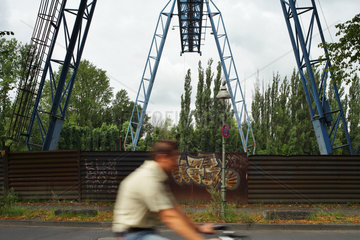 Berlin  Deutschland  Portalkran eines Schrotthaendlers hinter einem Metallzaun