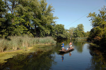 Rust  Deutschland  zwei Fischer im Boot auf einem Fluss