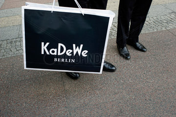Berlin  Deutschland  Einkaufstuete vom KaDeWe  Kaufhaus des Wesetens