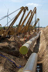Schulzendorf  Deutschland  absenken der OPAL-Gasleitung mit Seitenbaumraupen