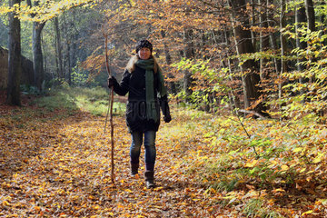 Trendelburg  Deutschland  Frau macht einen Spaziergang im Reinhardswald