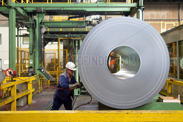 Duisburg  Deutschland  fertige Stahlcoils im Lager der ThyssenKrupp Steel AG